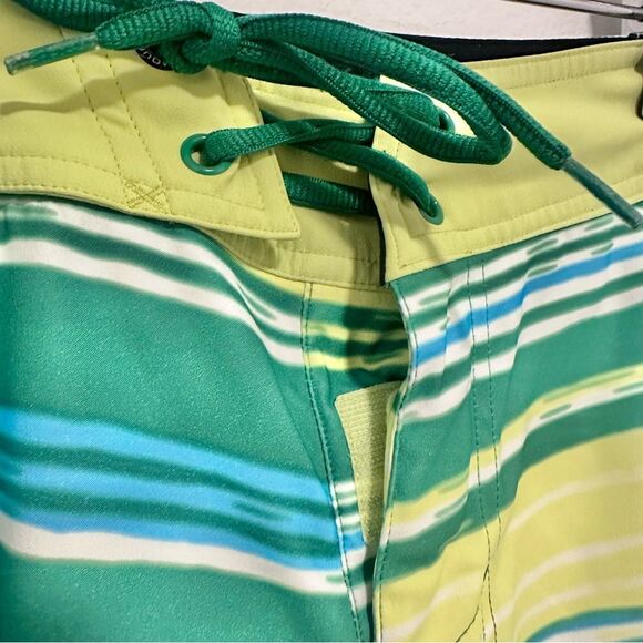 Under Armour Surf Board Shorts Loose Fit 11" Zip Pocket Green Yellow Size 32 - Picture 5 of 9